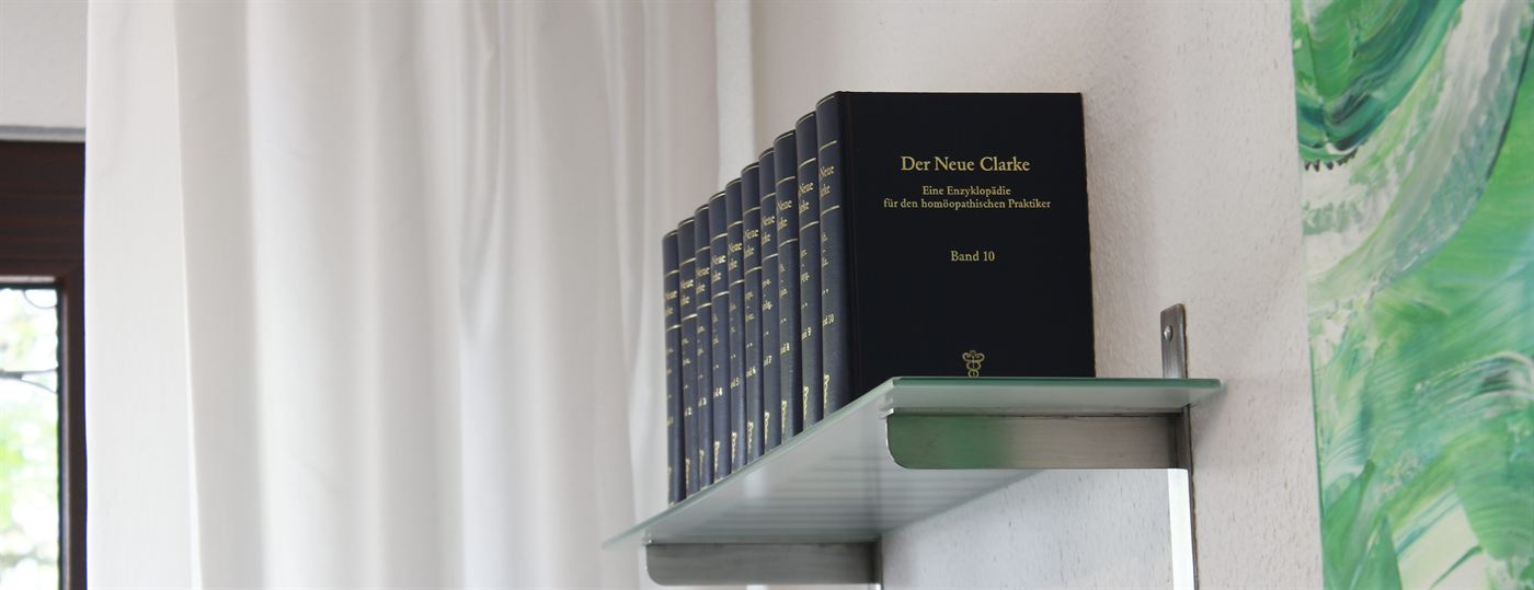Bücherregal mit den Bänden eines homöopathischen Nachschlagewerks im Behandlungsraum